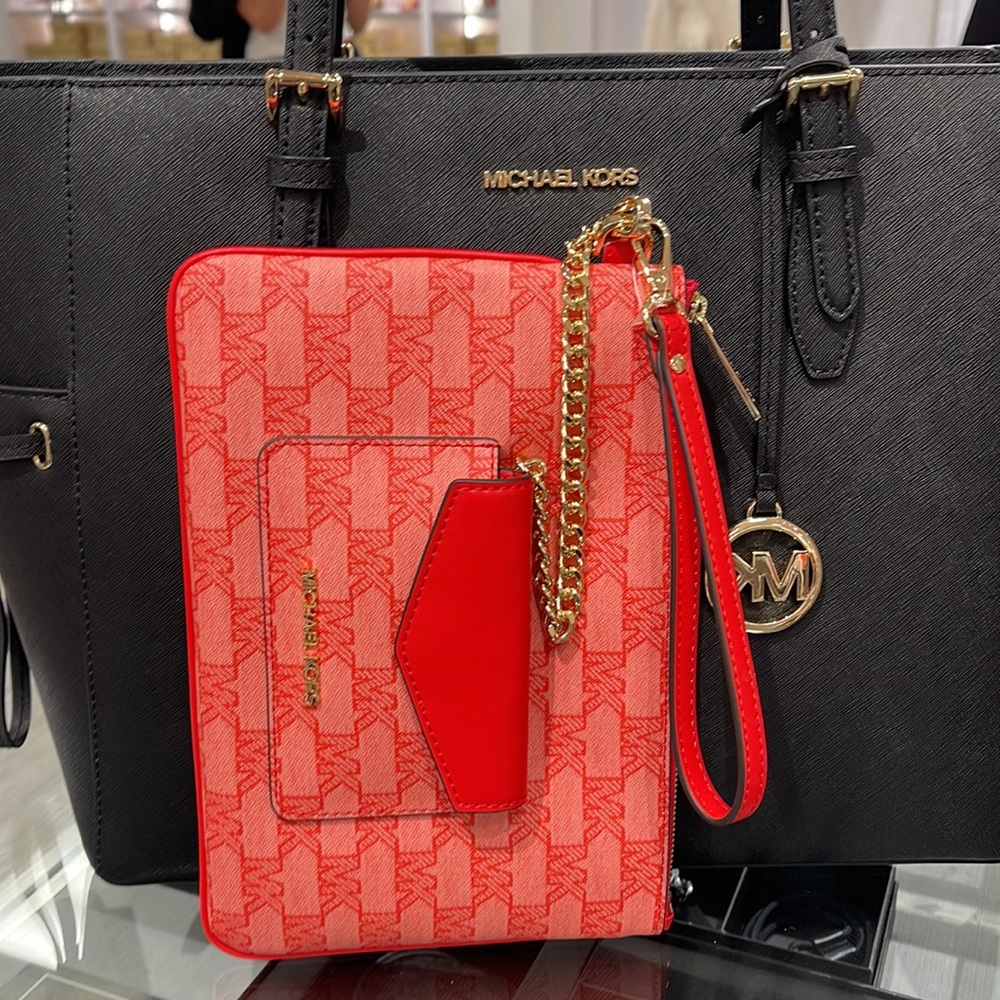 MICHAEL KORS JET SET ITEM LG 2 in 1 CARD CASE & WRISTLET
Dark Sangria
NWT - Picture 13 of 16